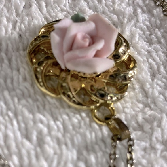 Vintage Ceramic Pink Rose Pendant In Gold Tone Setting Necklace - Picture 3 of 7
